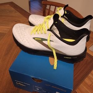 Brooks womens Hyperion Tempo Running Shoe, with box!